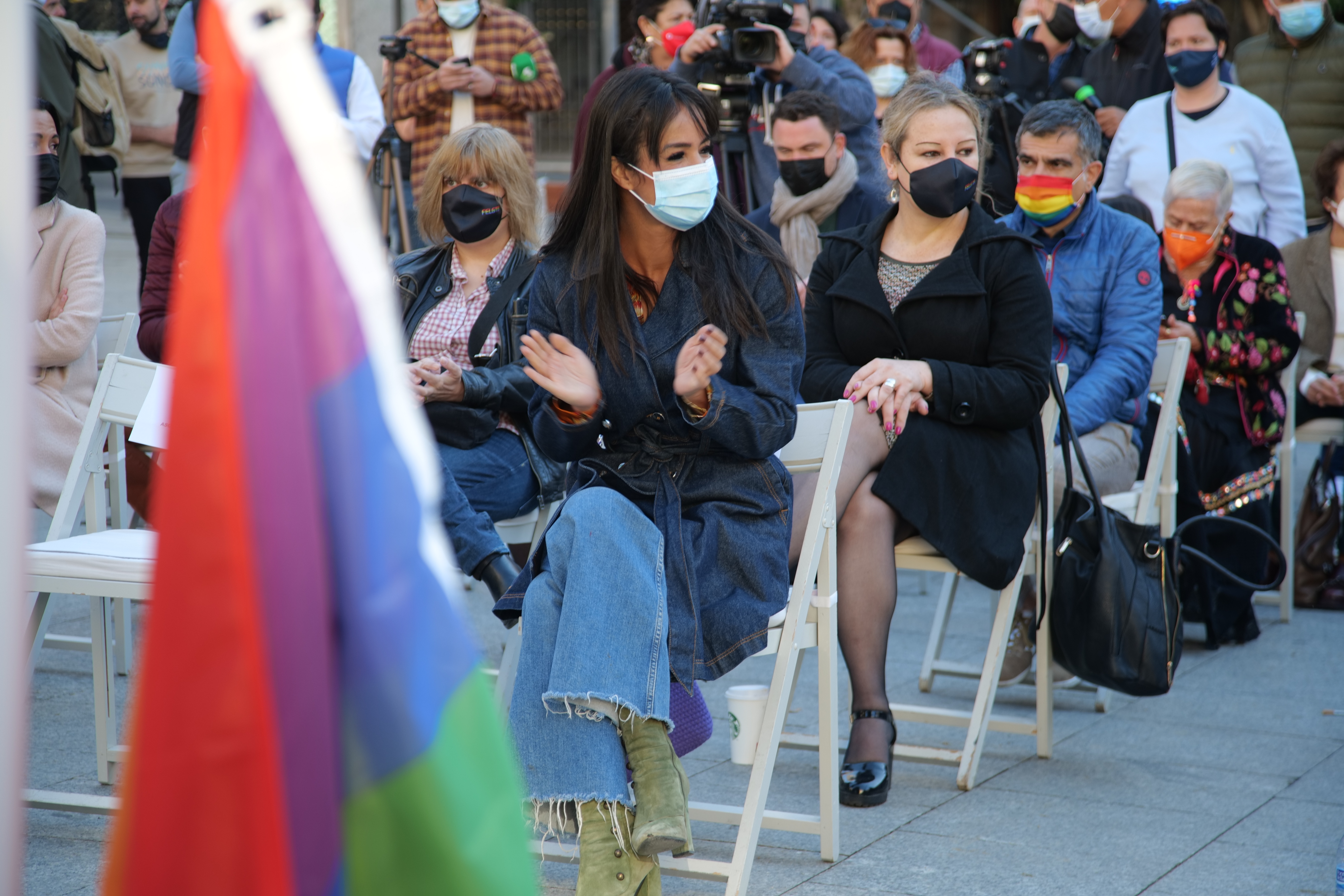 Bego&ntilde;a Villac&iacute;s durante el acto de izado de la bandera LGTBI